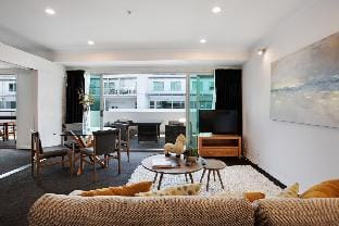 Luxuriously Renovated | Princes Wharf | 2BR Style Apartment in Auckland