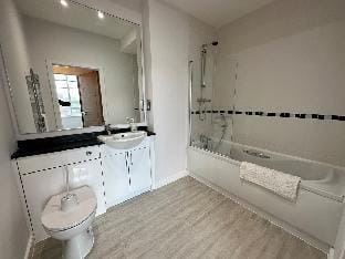 Travaal - 2 Bedroom Apartment's Apartment in Farnborough