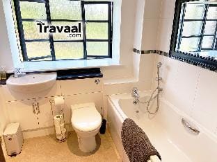 Travaal - 2 Bedroom - Duplex Apartment's Vacation rental in Farnborough