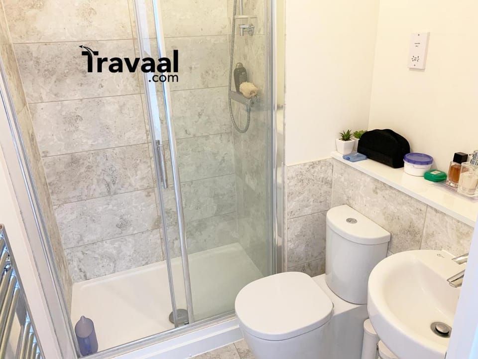 Travaal.com - 2 Bed Serviced Apartment Farnborough Apartment in Farnborough