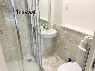 Travaal - 2 Bed Serviced Apartment Farnborough Apartment in Farnborough