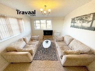 Travaal - 2 Bed Serviced Apartment Farnborough Apartment in Farnborough