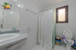 Top Floor 1-Bedroom with Pool & Sea Views  Apartment in Hurghada