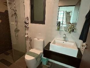 Home Abroad 8 @ Jazz Suites 1, Vivacity 6pax Apartment in Kuching