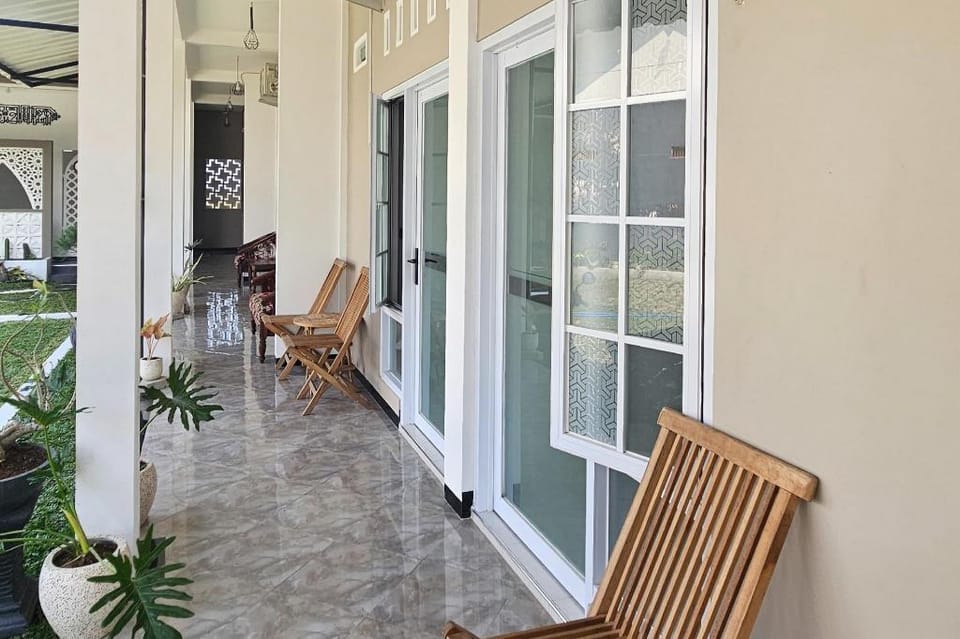Guest House Saqeena Syariah near Blitar Park RedPartner Hotel in East Java