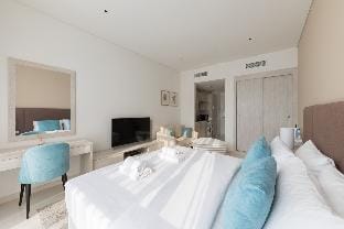 LUXE Studio at Seven Palm with Infinity Pool Apartment in Dubai