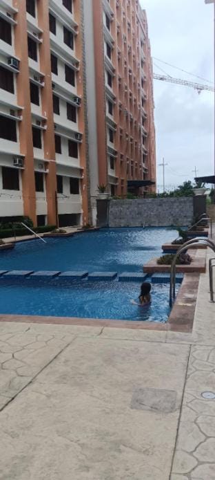 STAYCATION NEAR NAIA has massage chair/dance revo Apartment in Las Pinas