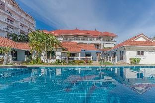 mew resort 6 bedroom
50m-7eleven
2km-walking st Vacation rental in Pattaya City