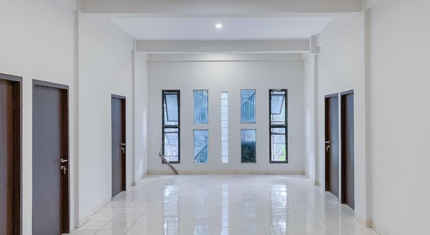 RedDoorz Plus @ D San Residence Buah Batu Hotel in Bandung