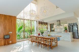 Luxury villa 5 bedrooms with private pool Villa in Hoa Hai