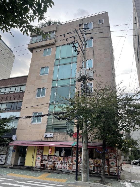 K wave guesthouse only Female Bed and Breakfast in Seoul