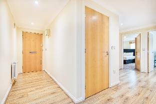 Hendon Pad Flat - 2 Bed & 2 Bath Vacation rental in London