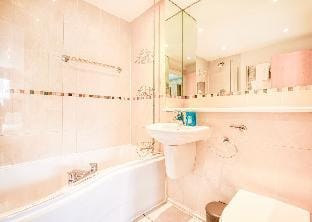 Hendon Pad Flat - 2 Bed & 2 Bath Vacation rental in London