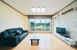 Jeju #숲뷰 #반려동물 #프라이빗 독채 따뜻한 제주 정남향 덕수리 '쉼' 하우스 Vacation rental in South Korea