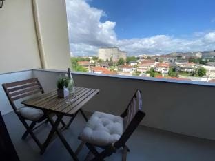 Family room double bed for couples / girls only  Apartment in Braga