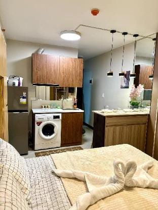 Pool View Studio w/ Balcony near Mactan Airport Apartment in Lapu-Lapu City