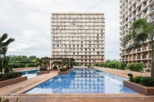 Rustic Studio w/ Balcony, Pool near Mactan Airport Apartment in Lapu-Lapu City