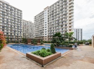 Rustic Studio w/ Balcony, Pool near Mactan Airport Apartment in Lapu-Lapu City