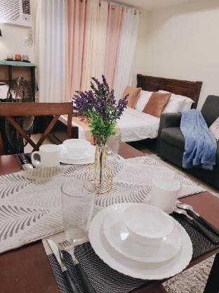 Brella's GetAway Ayala SerinO935 3G3523O w/Parking Vacation rental in Tagaytay