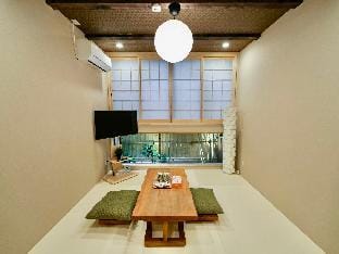 enkyo伝統和風一軒家ルーム３ 駅近 中心地 難波心斎橋USJ 便利 関空直通 Vacation rental in Osaka