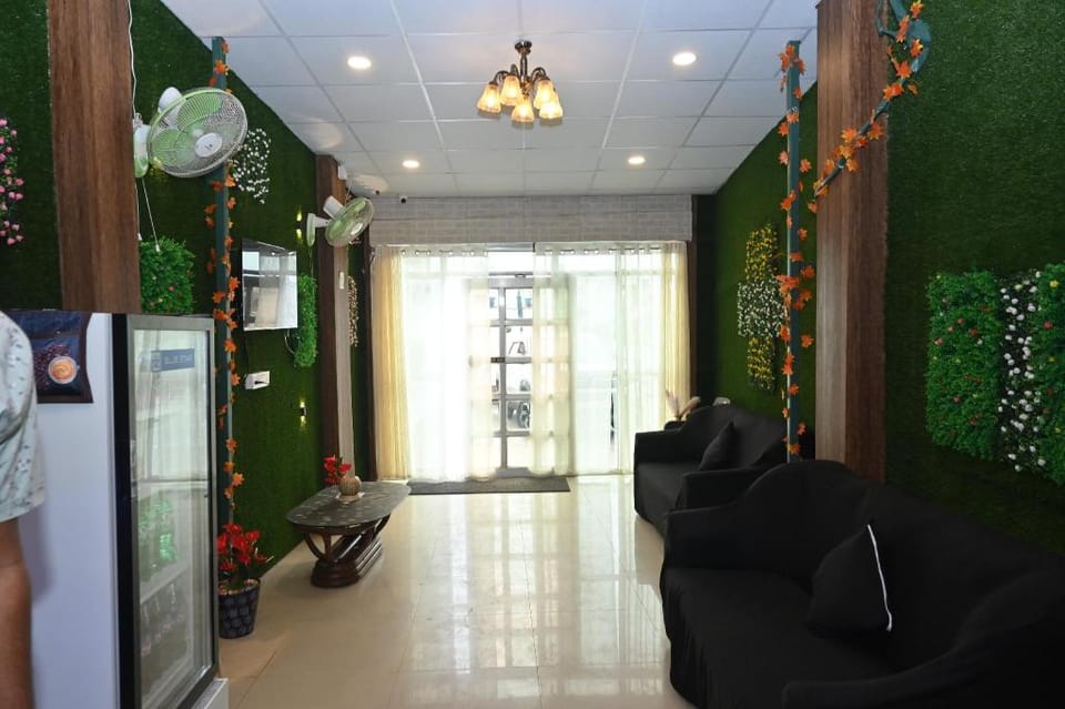 Hotel The Finch Hotel in Puri