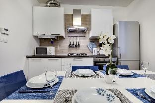 White Flowers by Wonderful Italy Apartment in Venice