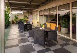 The Square Twin Suite Apartemen Service Netflix Apartment in Surabaya