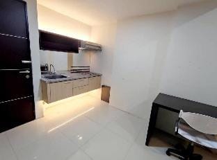 The Square Twin Suite Apartemen Service Netflix Apartment in Surabaya