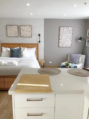 Bondi Studio With Beach Views From Rooftop Pool Apartment in Sydney