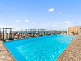 Bondi Studio With Beach Views From Rooftop Pool Apartment in Sydney