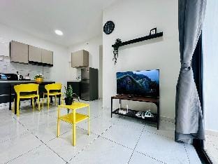 The SUN Elegant 3BRHomestay11pax@Qbay Mall165 Vacation rental in Bayan Lepas