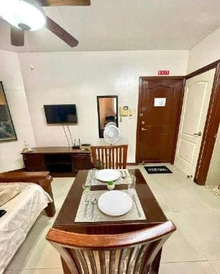 Penthouse Studio w/Kitchen & Fast Wifi near Fields Apartment in Angeles