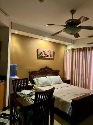Penthouse Studio w/Kitchen & Fast Wifi near Fields Apartment in Angeles