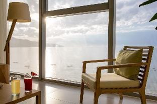 Beachfront Family Suite with Glass wall Ocean view Apartment in Da Nang