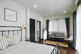 PRIVATE GARDEN VILLA, My.Sukumvit Villa Vacation rental in Bangkok