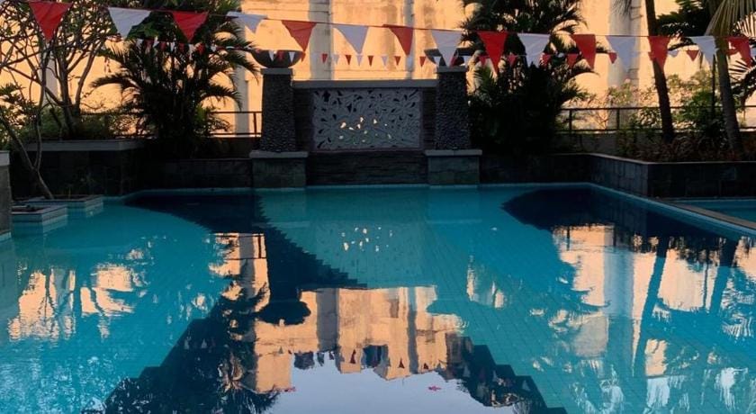 Peaceful & Spacious w/ Pool, Wifi, and Netflix Apartment in South Jakarta City