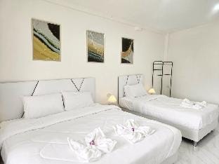 Whole House 200m to MRT Tha Phra/4BR/5BathR Vacation rental in Bangkok