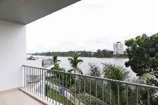 Rosy Villa: Riverside Stay with Pool & View Villa in Kochi