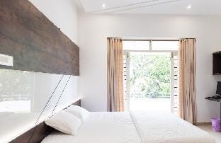 Rosy Villa: Riverside Stay with Pool & View Villa in Kochi