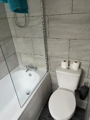 Modernised 4bed stay-away-home in Runcorn sleeps 7 Apartment in Widnes
