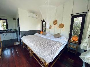 Dragon Soul Retreat Center house of Cabin Vacation rental in Ban Tai