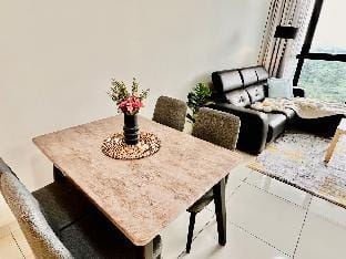 Azure Tranquility @ Mosaic 2 Bedroom 6-10pax by R9 Vacation rental in Johor Bahru