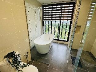 Mosaic Grand 3+1BR Bathtub Midvalley View 10-16pax Vacation rental in Johor Bahru