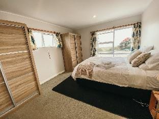 Beach-front Bliss: Coastal Paradise Awaits Villa in Hawke's Bay