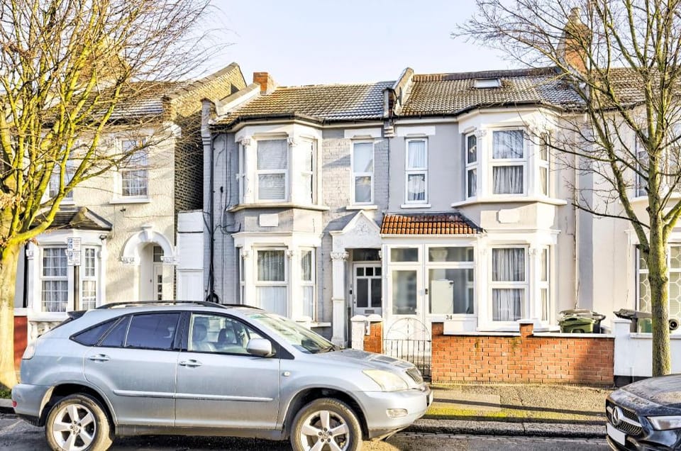 Spacious 2-Bed Apartment, Sleeps 8 in Leyton E10 Apartment in London