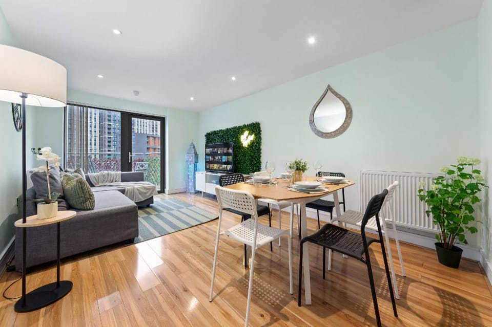Bright Canning Town Retreat Hotel in London