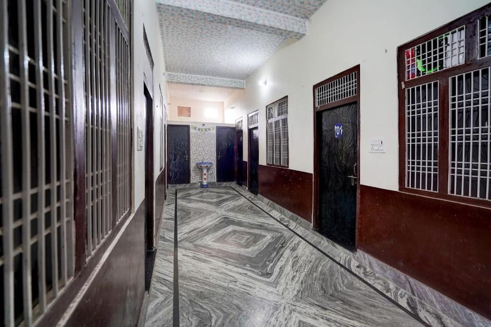 Hotel O Royal Happy Guest House Hotel in Uttar Pradesh