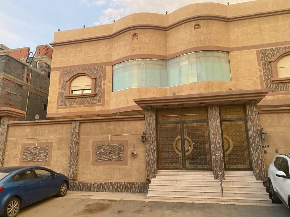 شقة واسعه،صاله و غرفة نوم مريحة وكبيرة Apartment in Jeddah