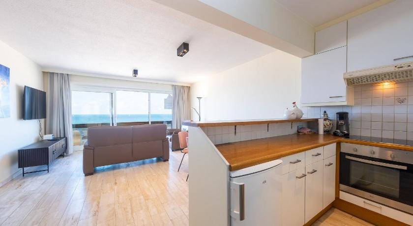 Spacious apartment with terrace Hotel in Middelkerke