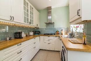 Four Bed, Free Parking, Garden Firepit, Long Stays Vacation rental in Nottingham